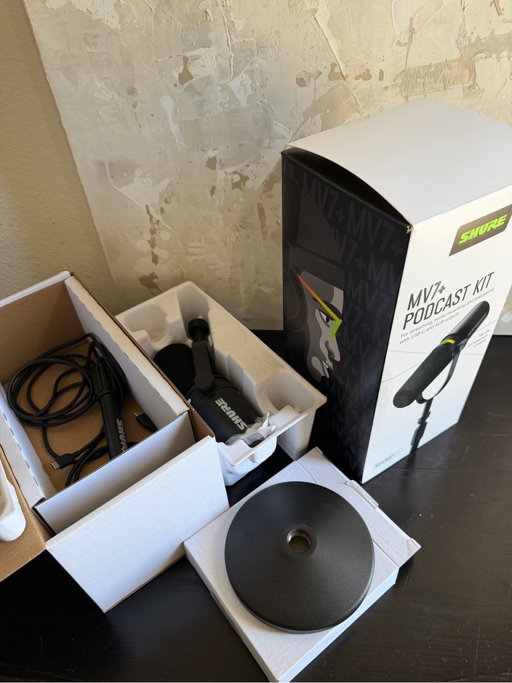 SHURE MV7+ Podcast Kit Black